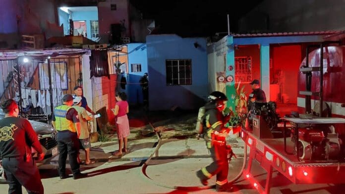 Arde colchón e incendia vivienda en Villas del Sol
