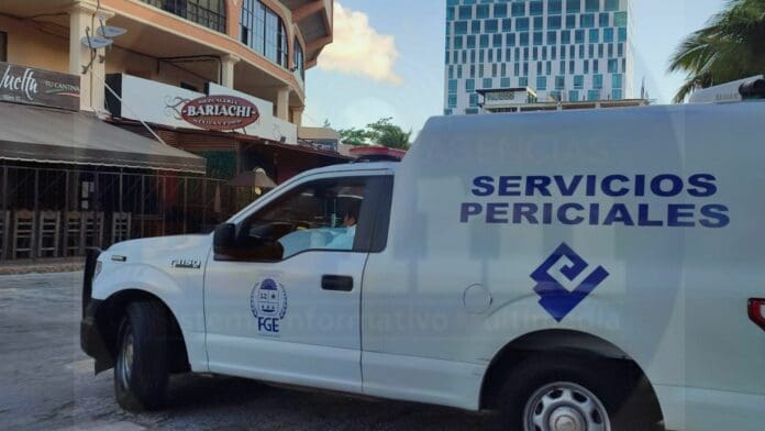 Un hombre fue ejecutado de cuatro balazos cuando salía de un local de la Plaza de Toros Cancún denominado “Bariachi Mezcalería”