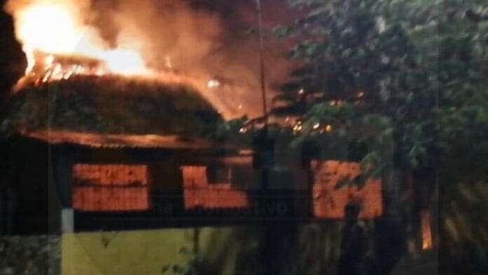 Incendio acaba con una casa en Felipe Carrillo Puerto