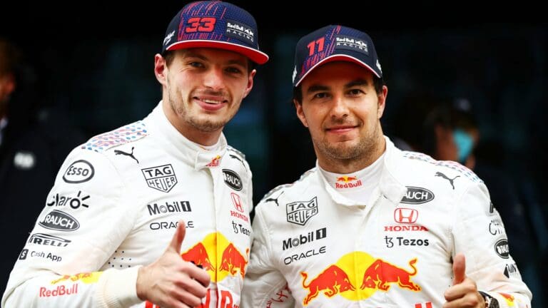 Max Verstappen ganó la última carrera de la temporada. Sergio "Checo" Pérez acabó segundo pero fue penalizado.