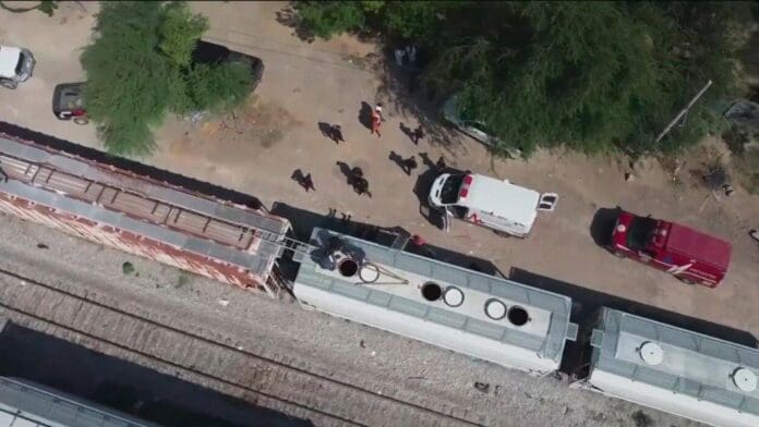 Hallan dos migrantes muertos y otros 10 encerrados en vagón de tren en Texas