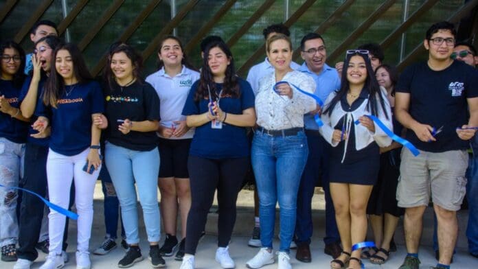 Inaugura Lili Campos paradero para estudiantes