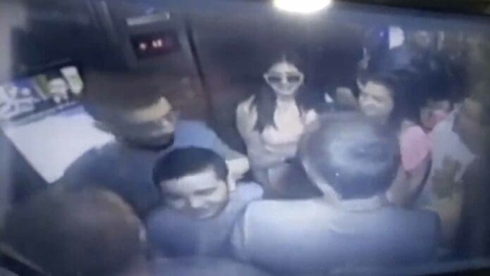 Suben 11 personas a un elevador con capacidad de 8 y se desploma hasta el sótano