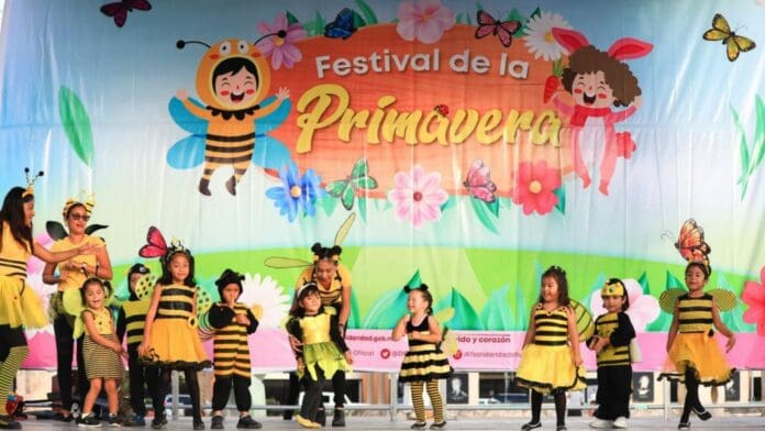 Con desfile y festival reciben la primavera