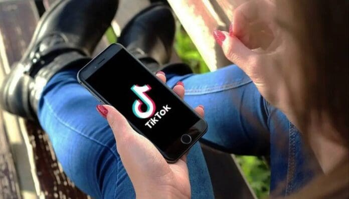 Alertan autoridades de reto de TikTok que incita a los jóvenes a fingir su desaparición