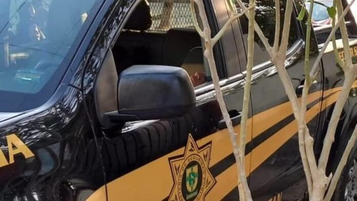 Denuncian a policías dormidos afuera de una escuela en Yucatán