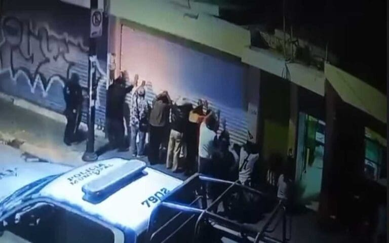 Policías sacan a clientes de bar, los forman y golpean en Celaya