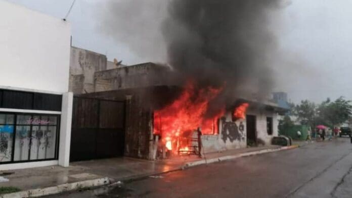 Un aparatoso incendio, aparentemente provocado, se registró esta tarde al interior de una casa abandonada en Playa del Carmen.