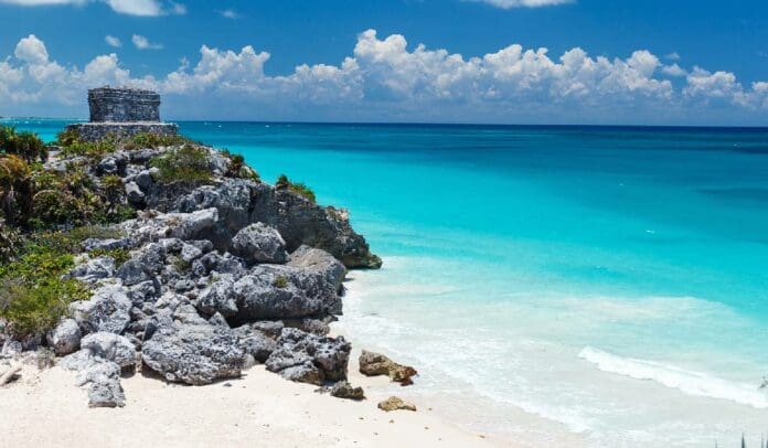 Medio de Puerto Vallarta emprende campaña sucia contra la Riviera Maya