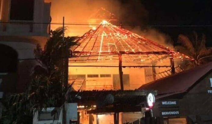 Afecta incendio once departamentos y un restaurante en Puerto Morelos