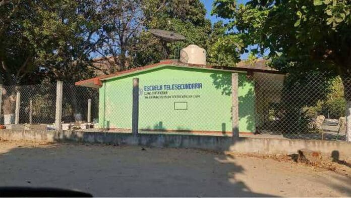 Telesecundaria de Oaxaca no deja tomar clases a alumna por llevar pantalón y no falda