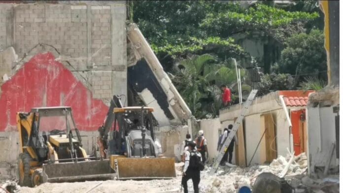 Colapso de una barda asustó a turistas en la Quinta Avenida de Playa del Carmen