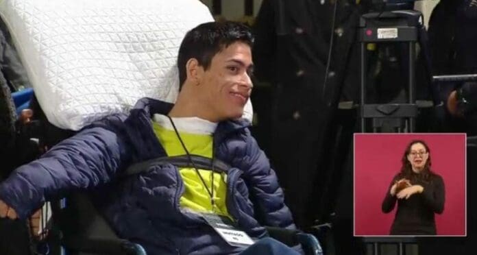 Un activista acudió a la mañanera de AMLO a pedirle que el gobierno construya baños más accesibles en todo el país.