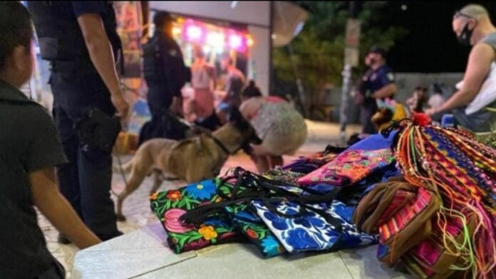 Las comerciantes conocidas como “Marías”, que venden artesanías en zona turística de Playa del Carmen, se resisten a retirarse de dicha área.