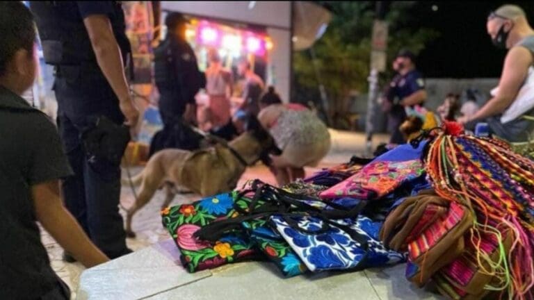 Las comerciantes conocidas como “Marías”, que venden artesanías en zona turística de Playa del Carmen, se resisten a retirarse de dicha área.