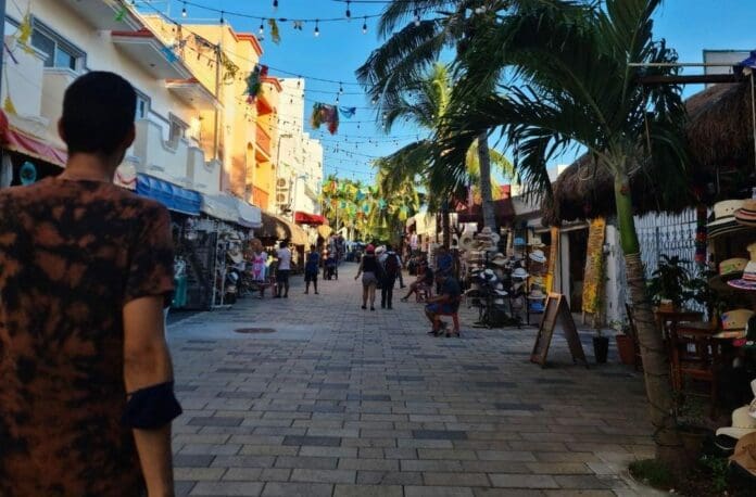 Pintarán adocreto de la Quinta Avenida de Playa del Carmen para darle una nueva imagen