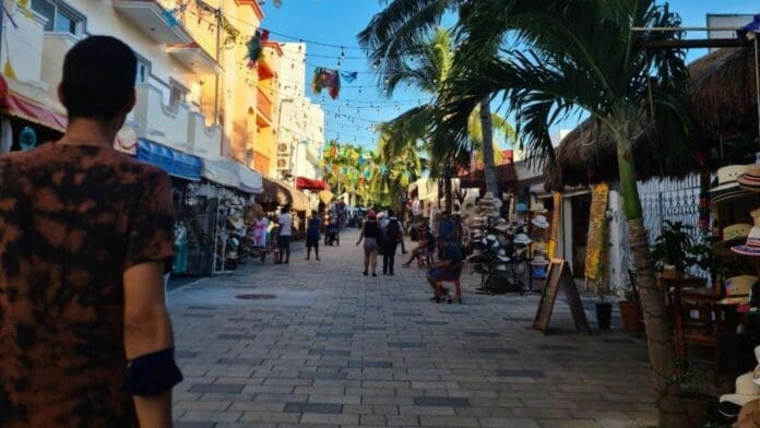 Pintarán adocreto de la Quinta Avenida de Playa del Carmen para darle una nueva imagen