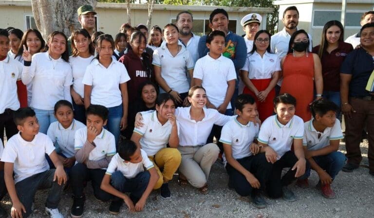 Convive Ana Patricia con alumnos de telesecundaria