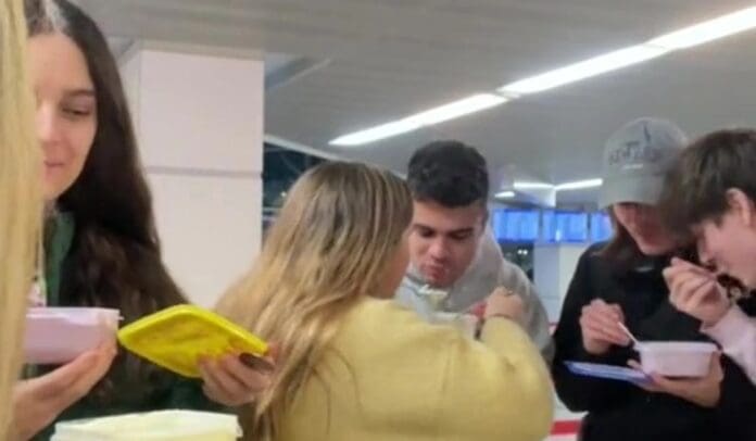 VIDEO: Jóvenes comen 10 kilos de comida para poder pasar su equipaje en el aeropuerto