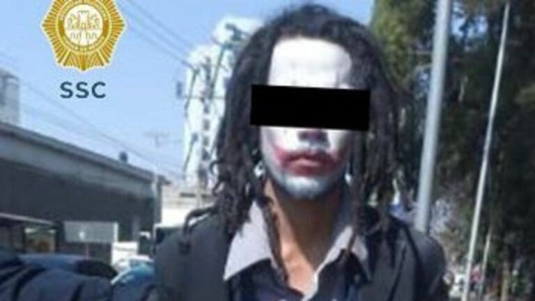 Hombre vestido de payaso ataca con un machete a un señor en CDMX