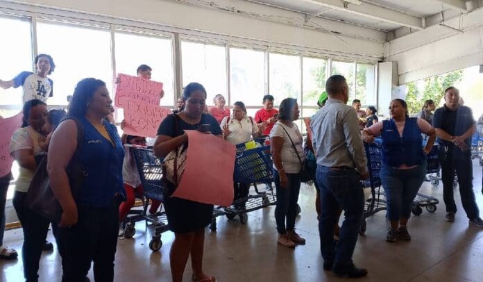 Protestan trabajadores de Walmart, en Playa del Carmen; exigen pago de bono y horas extras