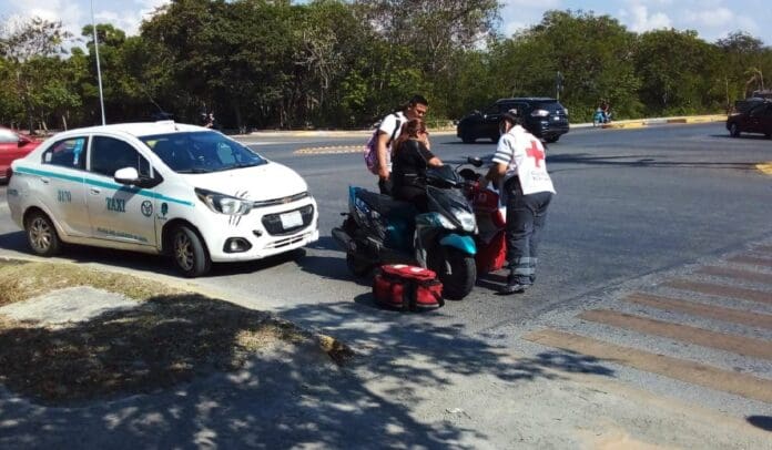 Derriba taxi a motociclista tras corte de circulación en Playa del Carmen