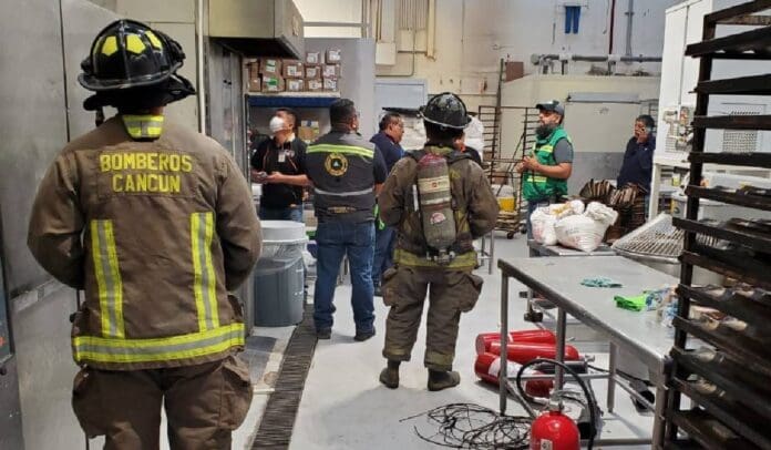 Reportan cortocircuito en el Chedraui Selecto de la avenida Kabah de Cancún