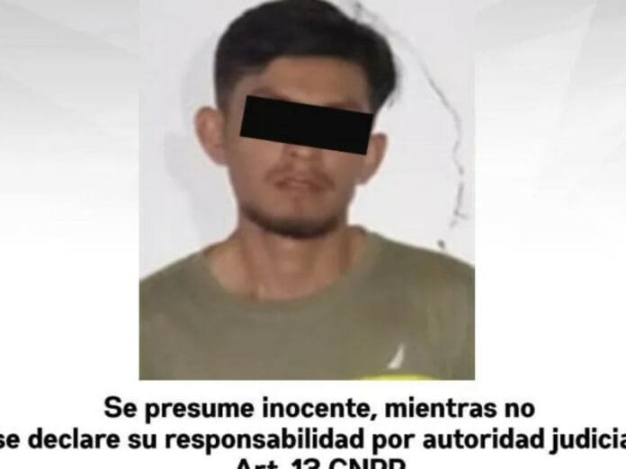 Lo detienen por usar el 'cel' mientras manejaba y descubren que su auto es robado