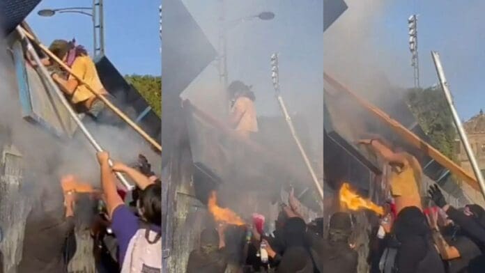 Policías derriban a manifestantes de valla metálica en Palacio Nacional