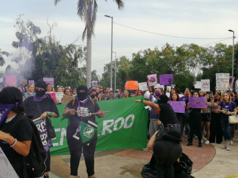 Miles de mujeres se reunieron esta tarde en Cancún para marchar en conmemoración del 8 de marzo, Día Internacional de la Mujer.