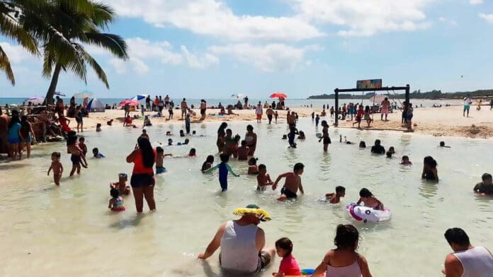 Turistas y locales disfrutan de playas cuidadas