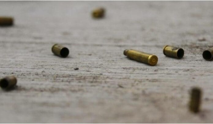 Incendian dos volquetes y surgen balaceras en Bonfil