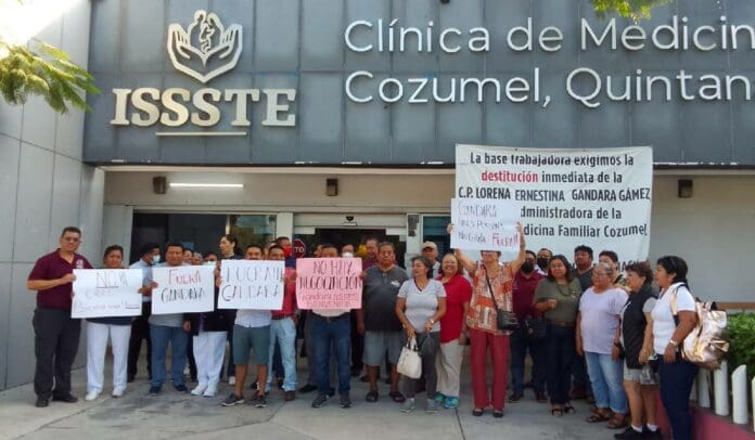 Una vez más, trabajadores del ISSSTE en Cozumel exigieron la destitución de Lorena Ernestina Gándara, subdirectora de Administración.