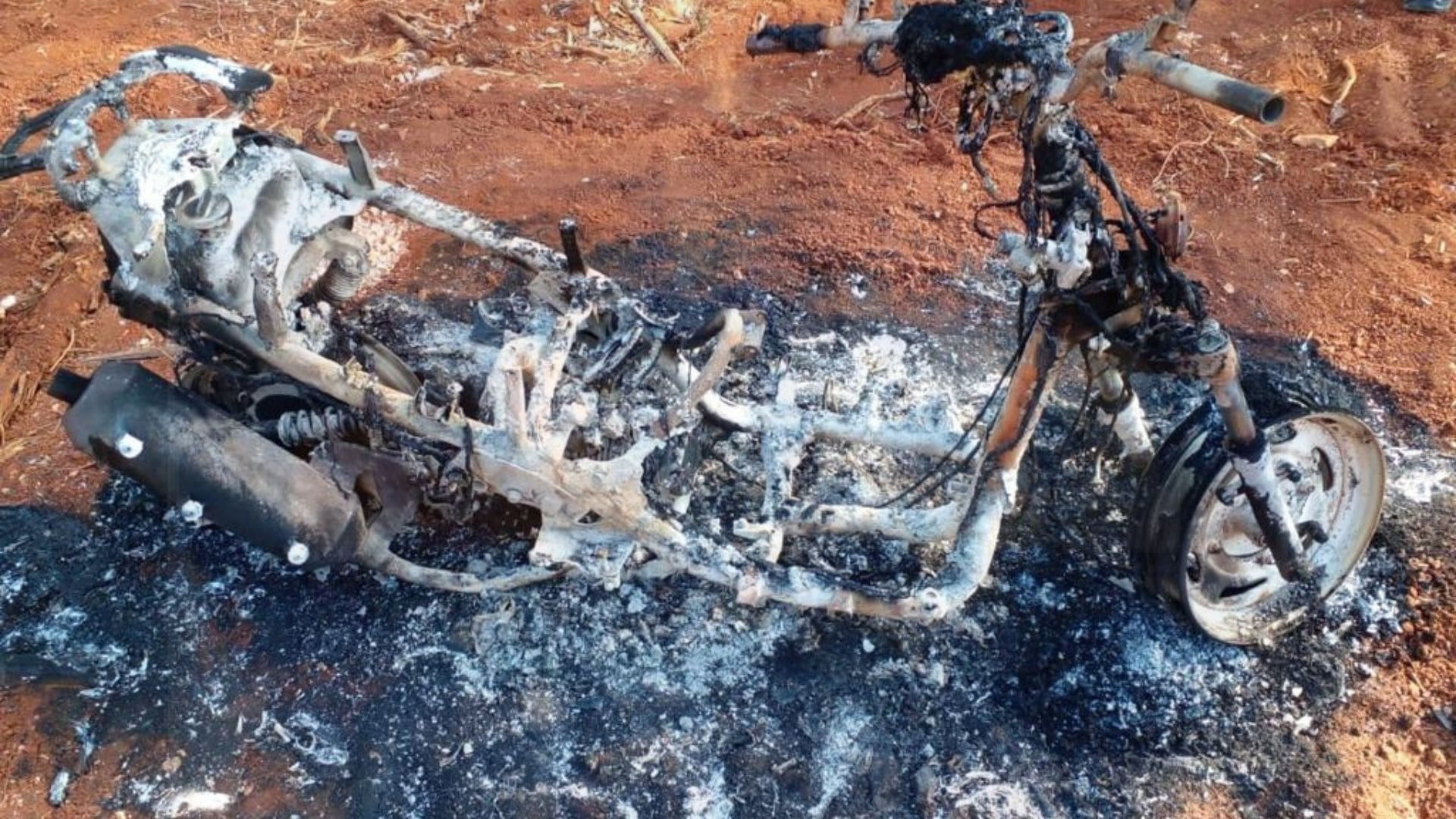 Hallan motoneta calcinada a la salida de Felipe Carrillo Puerto