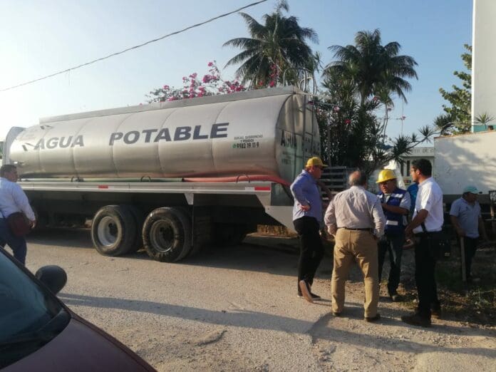 Llevan pipas de agua a Chiquilá tras falla técnica en el bombeo