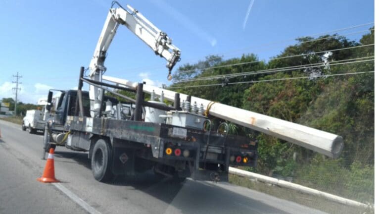 CFE e IZZI realizan trabajos en vía Cancún -Playa del Carmen