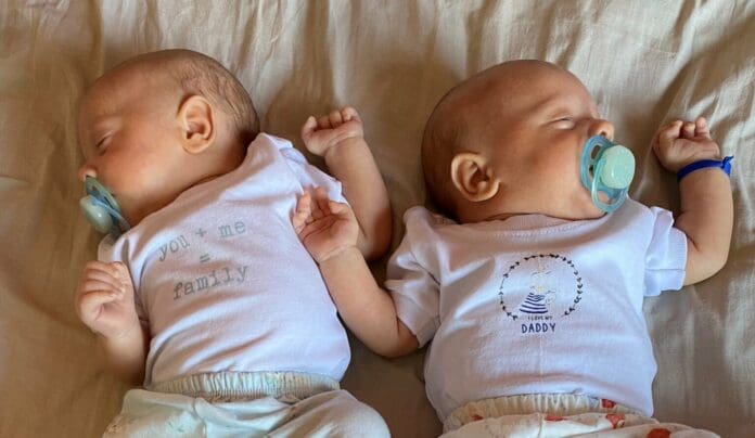 Mamá de gemelos pide ayuda a la policía para saber quién es quién