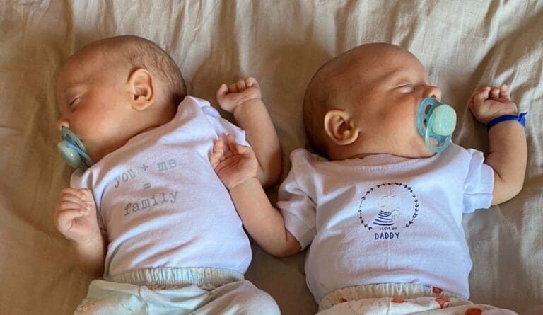 Mamá de gemelos pide ayuda a la policía para saber quién es quién