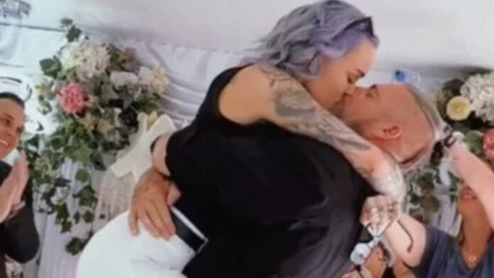 Chica se casa con su expadrastro y causa polémica en redes