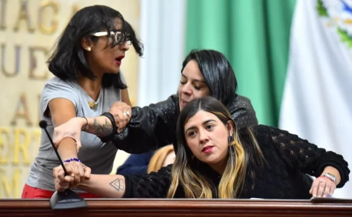 Con insultos y arañazos, diputadas locales de Morena y PAN se pelean por un micrófono