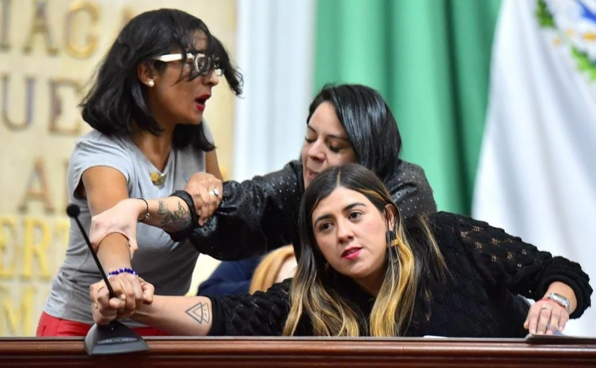 Video: Con insultos y arañazos, diputadas locales de Morena y PAN se pelean por un micrófono