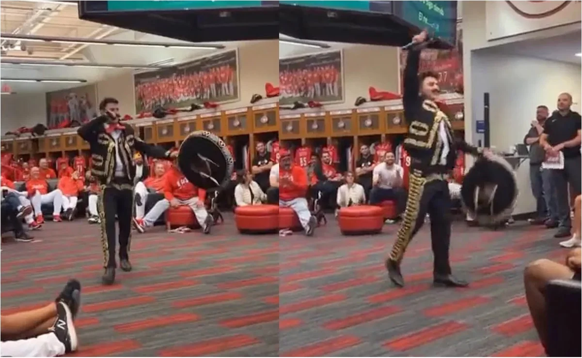 Pelotero mexicano se viste de mariachi y canta ‘El Rey’ en el vestidor de los Reds