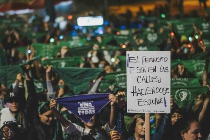 Ofrecen asistencia médica a distancia para mujeres que decidan practicarse un aborto