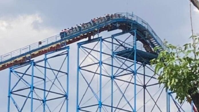Reportan falla en el 'Superman' de Six Flags; se habría quedado varado con personas a bordo