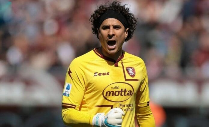 Gracias a sus atajadas, Guillermo Ochoa le arruinó la fiesta a los napolitanos, que no pudieron festejar su título.