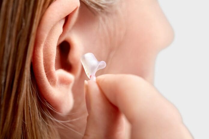 Crean un dispositivo que podría detectar el Alzheimer a través del oído