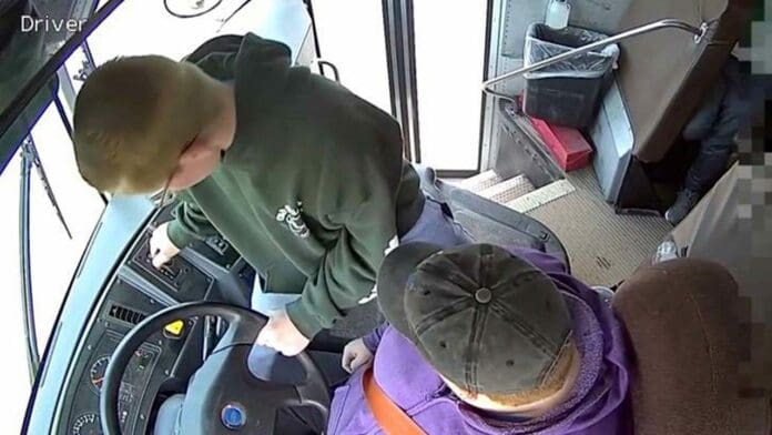 VIDEO: Conductora de “pesera” se desmaya y estudiante toma el volante para salvar a sus compañeros