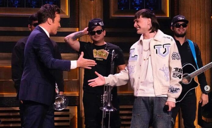 ¡La está rompiendo! Peso Pluma se presenta por primera vez en “The Tonight Show”