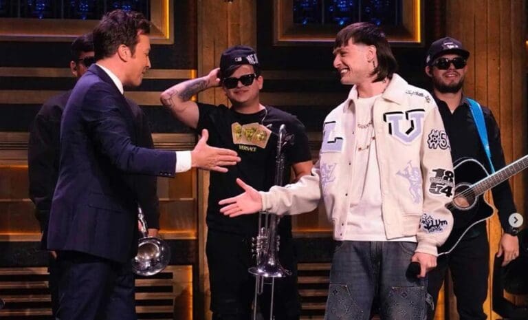 ¡La está rompiendo! Peso Pluma se presenta por primera vez en “The Tonight Show”
