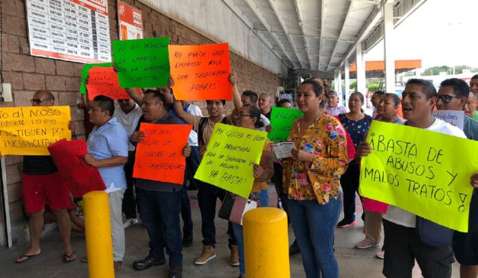 Por incumplir con sus prestaciones, protestan trabajadores de Home Depot Cancún